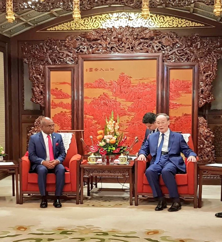 Minister of Foreign Affairs meets with the Vice President of China