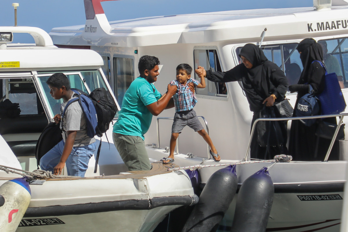 ވަރަށް ތަކުލީފާއެކު އެއްލޯންޗުން އަނެއް ލޯންޗަށް ކުޑަ ކުއްޖަކު އަރުވަނީ