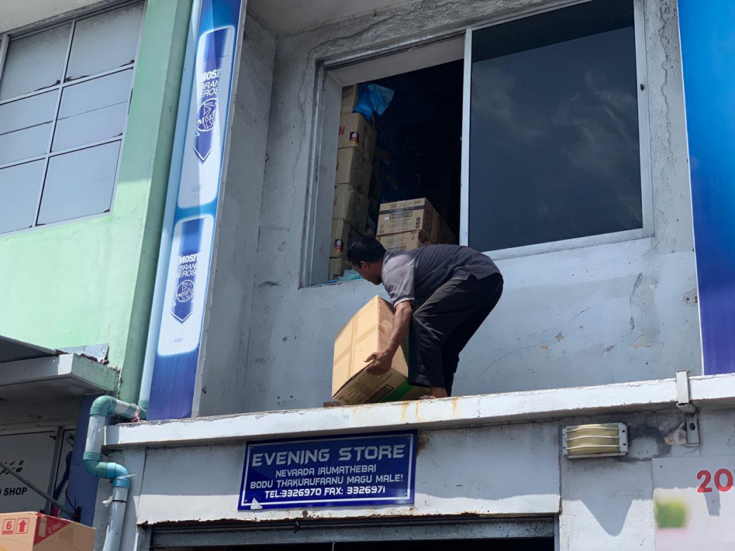 ބާޒާރުމަތީ ފިހާރައަކަށް މުދާ ވައްދަނީ - މި ސަރަހައްދަކީ ވަރަށް ގިނަ ފިހާރަތައް ހިމެނޭ ސަރަހައްދެއް -- ފޮޓޯ: ރާއްޖެއެމްވީ