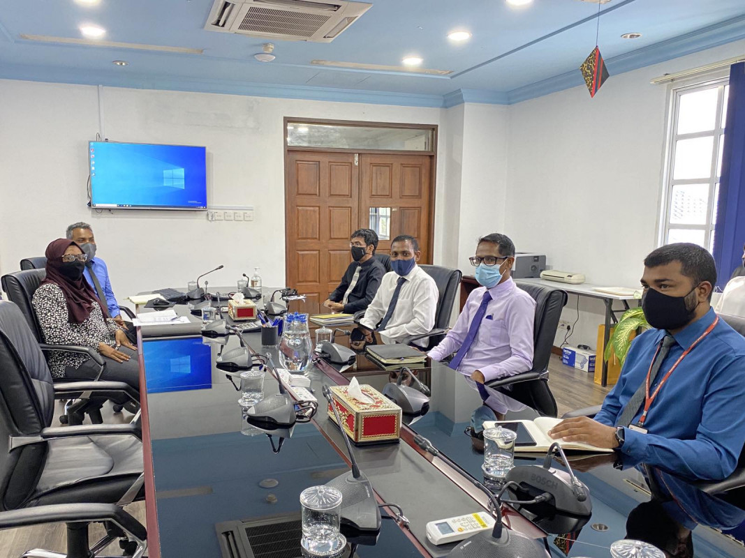 ޑިޕާޓްމަންޓް އޮފް ޖުޑީޝަލް އެޑްމިނިސްޓްރޭޝަނުގެ ވެރިޔާ، ޗީފް ޖުޑީޝަލް އެޑްމިނިސްޓްރޭޓަރ ޢާއިޝަތު ރިޒްނާއާ ޕްރޮސިކިއުޓަރ ޖެނެރަލް ހުސައިން ޝަމީމާއި އެ އޮފީހުގެ އިސްވެރިން ބައްދަލު ކުރައްވަނީ