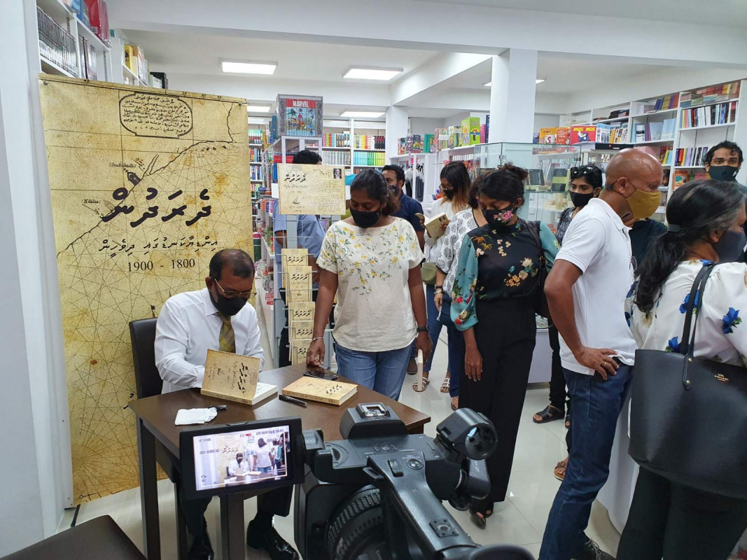 ރައީސް ނަޝީދު ލިޔުއްވި ދެރަދުން ފޮތް -  މި ފޮތުގެ މައިގަނޑު ޚުލާސާ އަކީ 1800 ން 1900ށް ހޭދަވި ސަތޭކައެއްހާ އަހަރު ދުވަހުގެ ތެރޭގައި ރާއްޖޭގެ ވެރިކަމުގެ ނިޒާމު ހިމުންވެފައި އޮތް ގޮތް ރާޅުވެގެން ދިއަ ގޮތުގެ ވާހަކަ - ފޮޓޯ: ރާއްޖެއެމްވީ