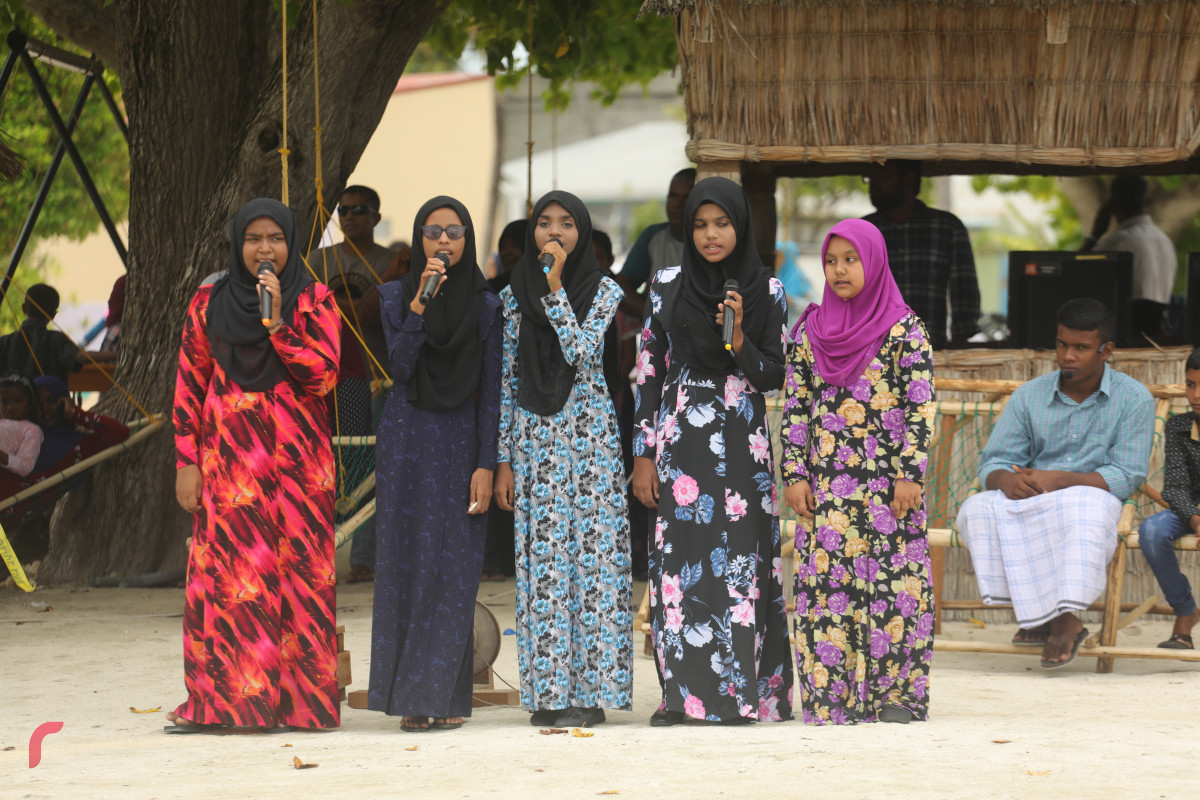 12 އޯގަސްޓް 2019/ ހއ.ހޯރަފުށި --ހޯރަފުށީގައި ކުރިޔަށް ގެންދެވުން އަންހެންވެރިންގެ ދަފި ނެގުމުގެ ހަރަކާތުގެ ތެރެއިން. މި ހަރަކާތުގައި ވަނީ ހޯރަފުށީގެ ތާރީހު ދައްކުވައިދޭ ތަމްސީލެއްގެ އިތުރުން ސަގާފީ ހަރަކާތްތަކެއް ކުރިޔަށް ގެންގޮއްސައި-- ފޮޓޯ: ޝުއައިބް މުހައްމަދު