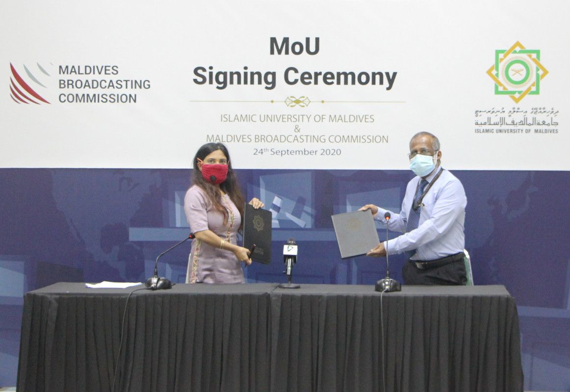 ބްރޯޑްކޮމާއި އިސްލާމިކް ޔުނިވަރސިޓީ އާއި ދެމެދު އެއްބަސްވުމުގައި ސޮއި ކުރުން