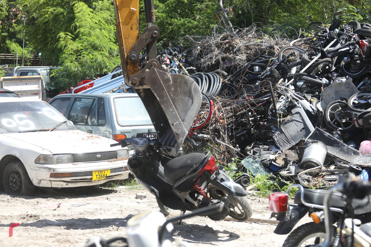 15 ޖޫން 2019 -- ޓޯކޮށްފައިވާ ބައެއް ވެހިކަލްތައް ނައްތާލަނީ-- ފޮޓޯ: ޝުއައިބް މުހައްމަދު