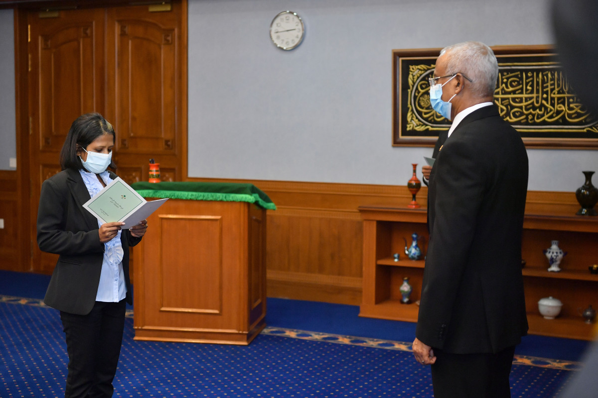 ޖޭއެސްސީގެ މެމްބަރުކަމަށް އާމިނަތު އުއްމުކުލްޘޫމް އައްޔަންކުރެއްވުން - ޖުޑީޝަލް ސަރވިސް ކޮމިޝަންގެ މެންބަރުކަމަށް ޢައްޔަން ކުރެއްވުމުގެ ކުރިން، ޖުޑީޝަލް ސަރވިސް ކޮމިޝަންގެ މެންބަރުކަމުގެ ހުވައި، އާމިނަތު އުއްމުކުލްޘޫމް ، ރައީސުލްޖުމްހޫރިއްޔާގެ ކުރިފުޅުމަތީގައި ކުރެއްވި -- ފޮޓޯ: ރައީސް އޮފީސް