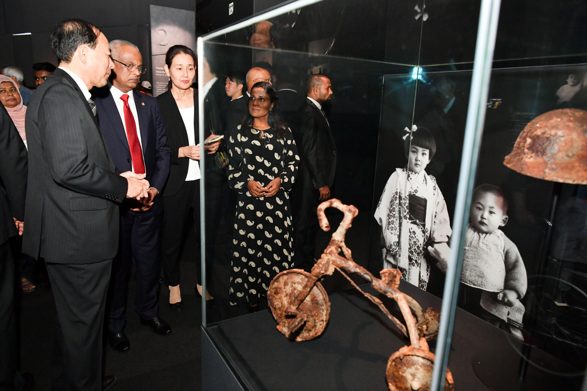 "ހީރޯޝީމާ ޕީސް މެމޯރިއަލް މިއުޒިއަމް" އަށް ރައީސުލްޖުމްހޫރިއްޔާ ޒިޔާރަތް ކުރެއްވުން -- ފޮޓޯ: ރައީސް އޮފީސް