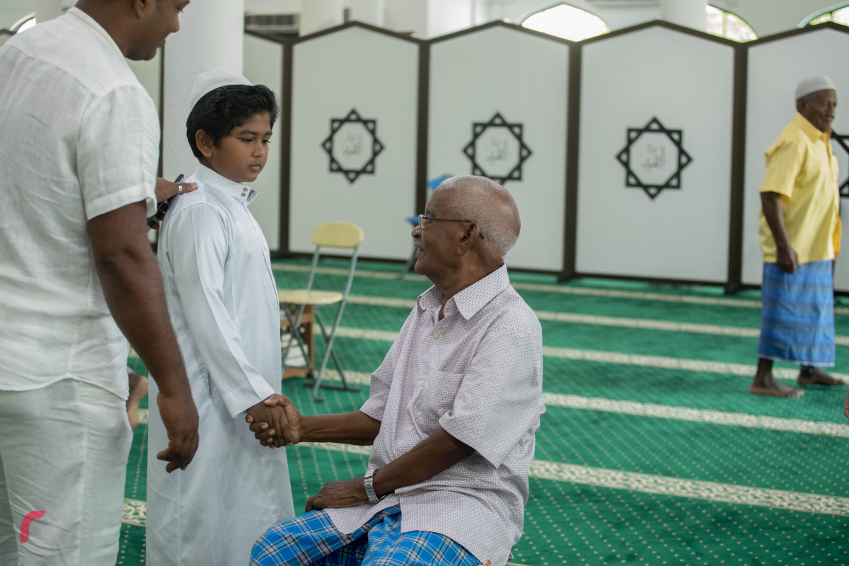 11 ޖުލައި 2019/ ހއ.ހޯރަފުށި-- އީދު ނަމާދަށް ފަހު އީދު ސަލާމް ކުރަނީ-- ފޮޓޯ: ޝުއައިބް މުހައްމަދު