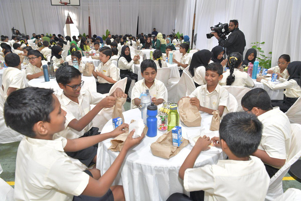 11 ޖޫން 2019 --ދަރިވަރުންނަށް ނާސްތާ ތިނުމުގެ ޕްރޮގްރާމް އިފްތިތާހު ކުރުމުގެ ރަސްމިއްޔާތުގެ ތެރެއިން. މި ރަސްމިއްޔާތު ކުރިޔަށްދިޔައީ ތާޖުއްދީން ސުކޫލްގައި. މި ރަސްމިއްޔާތު ޝަރަފްވެރި ކޮށްދެއްވީ ނައިބު ރައީސް ފައިސަލް ނަސީމް-- ފޮޓޯ: ރައީސް އޮފީސް