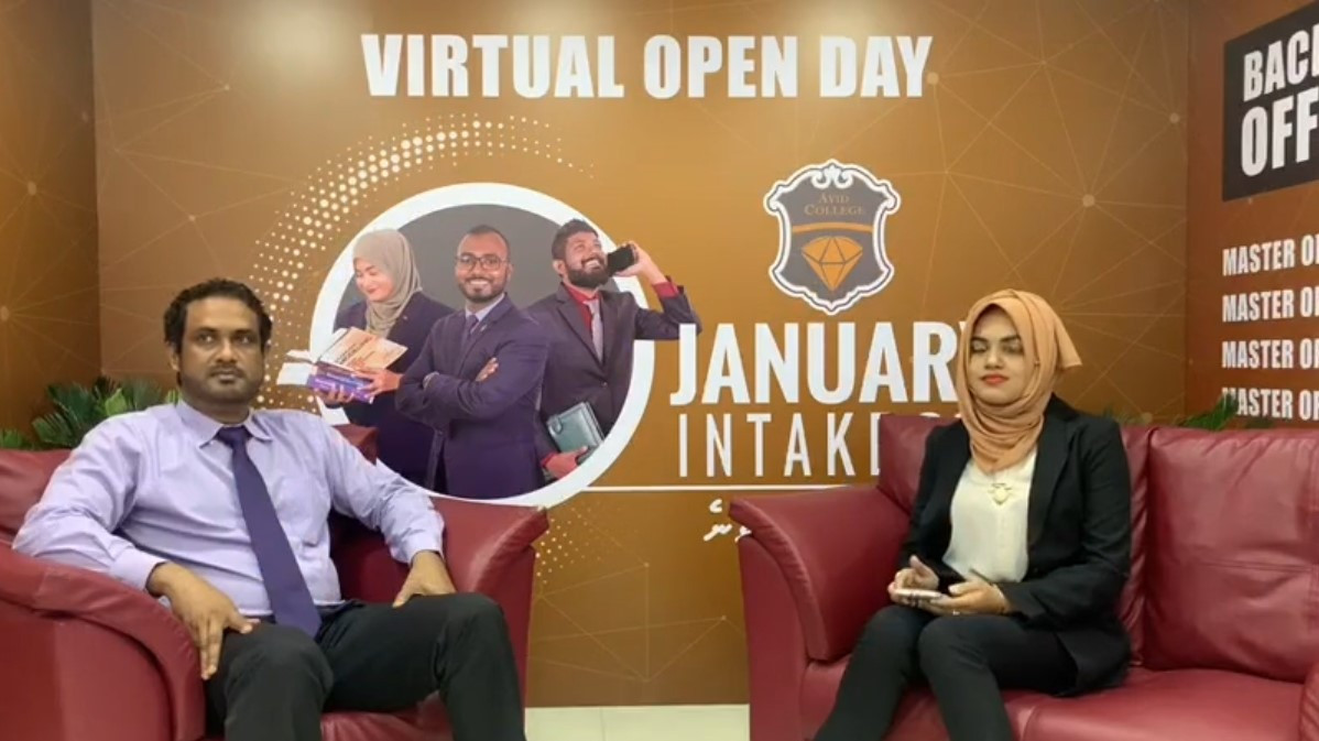 އެވިޑް ކޮލެޖްގައި އެކިއެކި ކޯސްތަކުގައި ދެހާހަށްވުރެ ގިނަ ދަރިވަރުން ކިޔަވަމުންދޭ