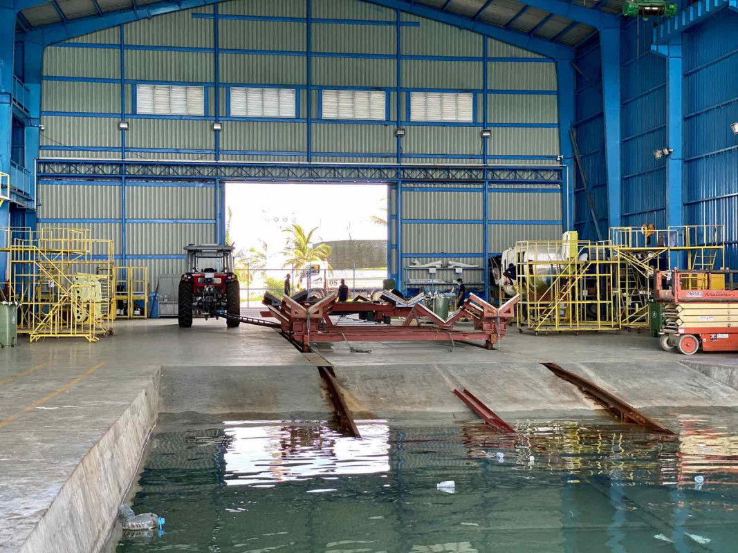 ސިއްހީ ހިދުމަތްތެރިންނާއެކު މޯލްޑިވިއަންގެ މުވައްޒިފުންވެސް ކުރީ ސަފުގައި ހަރަކާތްތެރިވަނީ މަސައްކަަތަކީ ޤައުމީ މަސައްކަތެއްގެ ގޮތުގައި ދެކިގެންކަމަށް އެ ކުންފުނިން ބުނޭ -- ފޮޓޯ: ރާއްޖެ.އެމްވީ