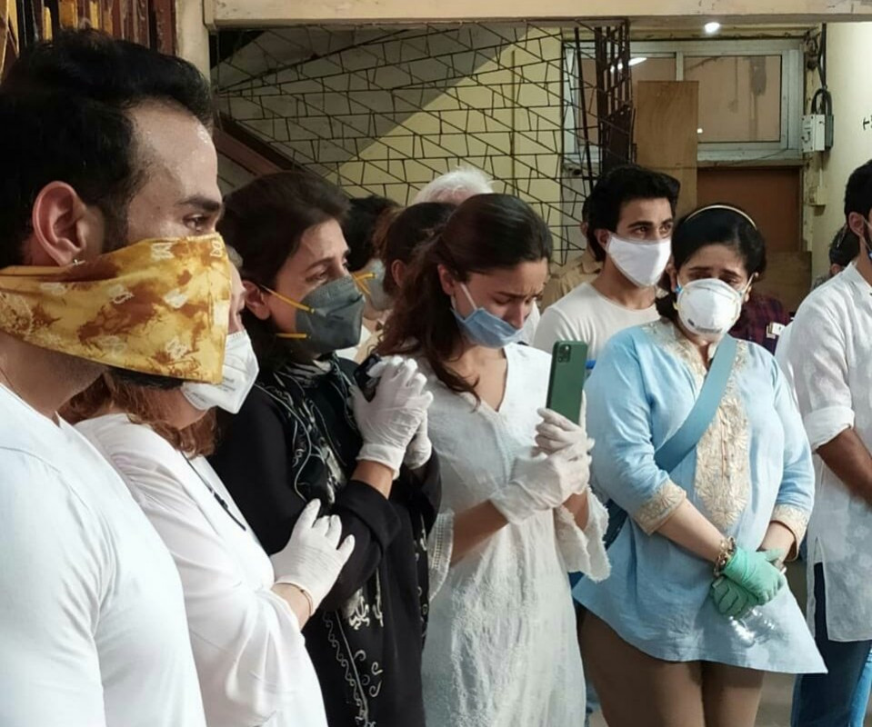 އާލިއާ ބަޓް ރިޝީ ކަޕޫރުގެ ޖަނާޒާގައި ބައިވެރިވަނީ