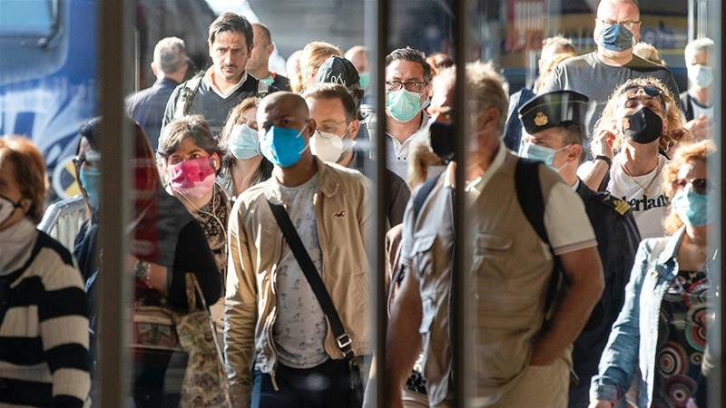 ޔޫރަޕްގައި މީހުން މާސްކު އަޅައިގެން