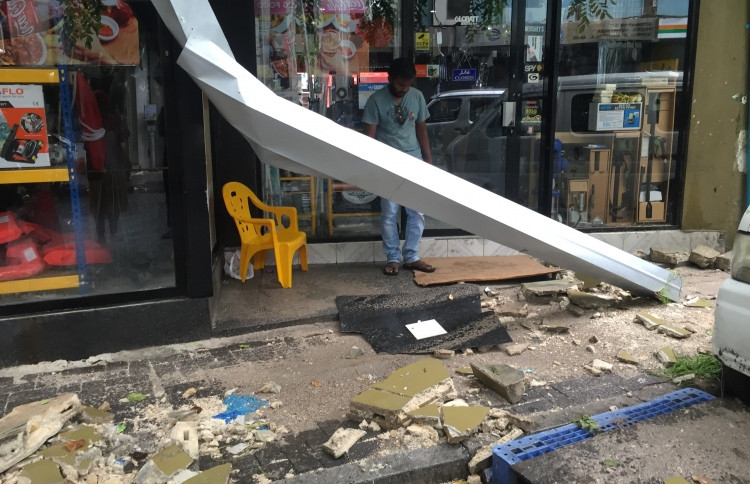 ގެެއެއްގެ 8 ވަނަ ބުރީގެ ބެލްކަނީގެ ބައެއް ވެއްޓިފައި