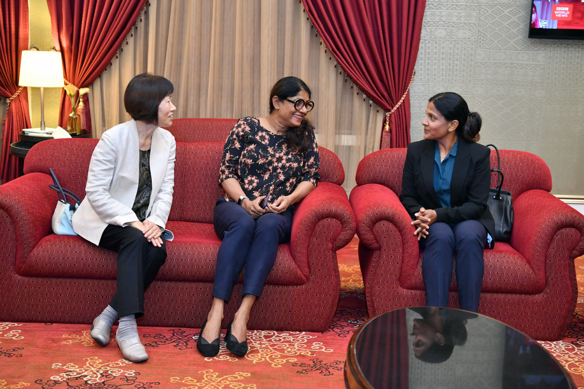 ޖަޕާނަށް ކުރައްވާ ރަސްމީ ދަތުރުފުޅެއްގައި ރައީސުލްޖުމްހޫރިއްޔާގެ ދެކަނބަލުން ފުރާވަޑައިގަތުން -  މިމަހުގެ 20 އިން 26 އަށް ރައީސުލްޖުމްހޫރިއްޔާގެ ދެކަނބަލުން ޖަޕާނަށް ކުރައްވާ މި ދަތުރުފުޅަކީ ޖަޕާނު ސަރުކާރުގެ ދަޢުވަތަކަށް ކުރައްވާ ރަސްމީ ދަތުރުފުޅެއް -- ފޮޓޯ: ރައީސް އޮފީސް