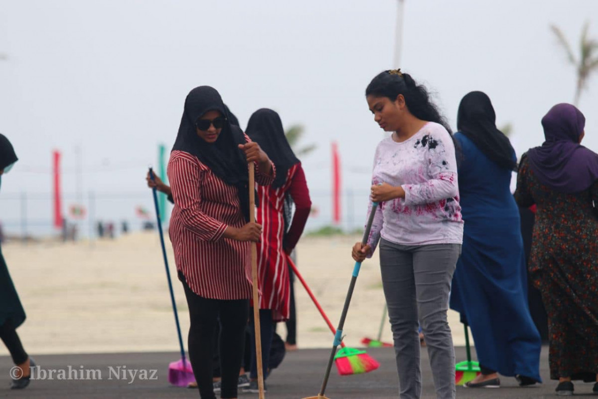 އެއަރޕޯޓް ސާފްކުރުމުގެ ޕްރޮގްރާމުގެ ތެރެއިން ރަންވޭމަތި ފޮޅާ ސާފުކުރުމުގައި އަންހެންވެރިން ހަރަކާތްތެރިވަނީ - ފޮޓޯ: އިބްރާހިމް ނިޔާޒް