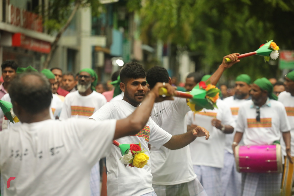 04 ޖޫން 2019 --މާލޭގައި މާލި ނެރުމުގެ ހަރަކާތުގެ ތެރެއިން، މި ހަރަކާތް ބަލާލުމަށް ގިނަ އަދަދެއްގެ މީހުން ވަނީ ޖަމާވެފައި-- ފޮޓޯ: ޝުއައިބް މުހައްމަދު