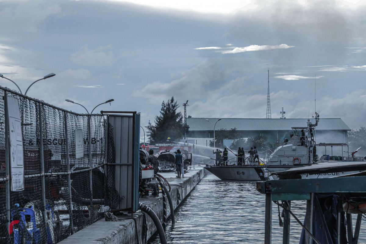 ޓީޖެޓީ ސަރަހައްދުގައި އޮތް ތެޔޮ ބައުޒަރެއްގައި ރޯވި އަލިފާންގަނޑު ނިއްވާލުން -- ފޮޓޯ: ރާއްޖެ.އެމްވީ