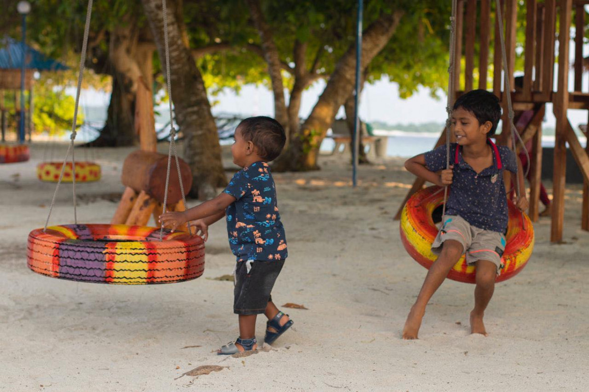 ބީއެމްއެލްއިން ރަށެއްގައި ގާއިމްކޮށްދީފައިވާ ޕާކެއްގައި ކުޑަ ކުދިންތަކެއް ކުޅެނީ
