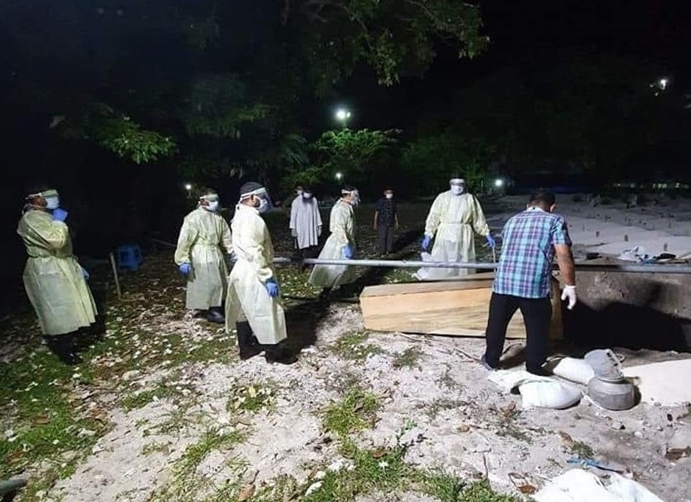 މަރުހޫމާ އާމިނަތު އާދަމްގެ ޖަނާޒާއަށްފަހު އާސަހަރާގައި ވަޅުލަނީ - އޭނާ ނިޔާވީ ހާލު ބޮޑުވެގެން