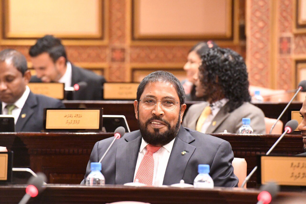 މެއި 28، 2019: ނަވާރަ ވަނަ މަޖިލީހުގެ ރައީސާއި ނައިބް ރައީސް ހޮއްވެވުމަށް ބޭއްވި ޖަލްސާގައި މާމިގިލީ ދާއިރާގެ މެމްބަރު ޤާސިމް އިބްރާހިމް