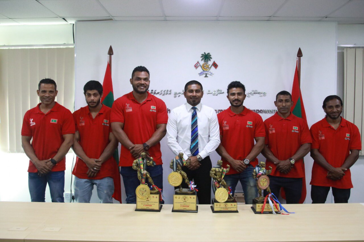 12 ވަނަ ސައުތު އޭޝިއަން ބޮޑީ ބިލްޑިންގް އެންޑް ފިޒީކް ޗެންޕިއަން ޝިޕްގައި ރާއްޖޭއަށް މެޑަލް ހޯދައިދިން މެޑަލިސްޓުންނާއި ޔޫތު މިނިސްޓަރ އަހުމަދު މަހްލޫފް ބައްދަލުކުރެއްވުމުގެ ތެރެއިން