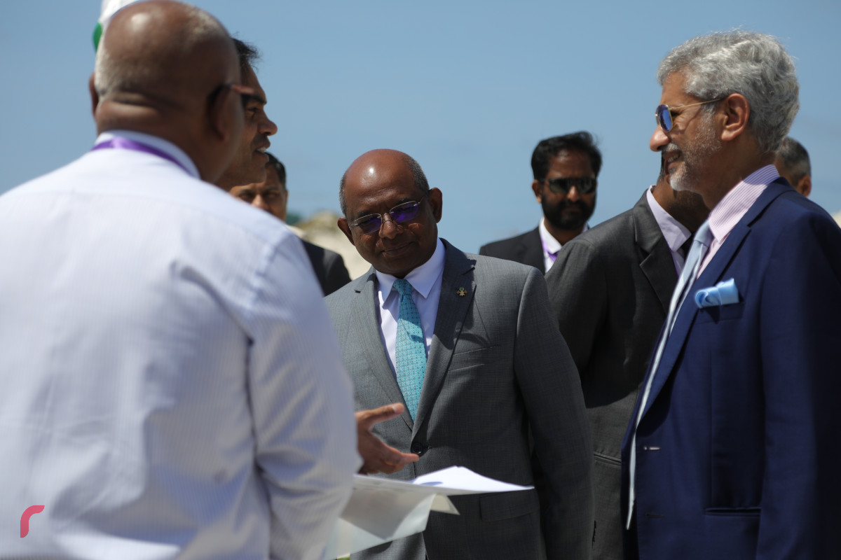 04 ސެޕްޓެމްބަރ 2019، ހުޅުމާލެ، ހުޅުމާލެ ފޭސް 2ގައި އިމާރާތްކުރަން ހަމަޖެހިފައިވާ އިންޑިއާ އެމްބަސީގެ އާ އިމާރާތުގެ ބިންގާ އެޅުމުގެ ރަސްމިއްޔާތުގެ ތެރެއިން އިންޑިއާގެ އެކްސްޓާނަލް އެފެއާޒް މިނިސްޓަރު ޑރ. ސުބްރަމާނިއަމް ޖައިޝަންކަރު އަދި އެޗްޑީސީގެ އެމްޑީ ސުހެއިލް އަހުމަދު އަދި ފޮރިން މިނިސްޓަރ އަބްދުﷲ ޝާހިދު--ފޮޓޯ: ޝުއައިބް މުހައްމަދު