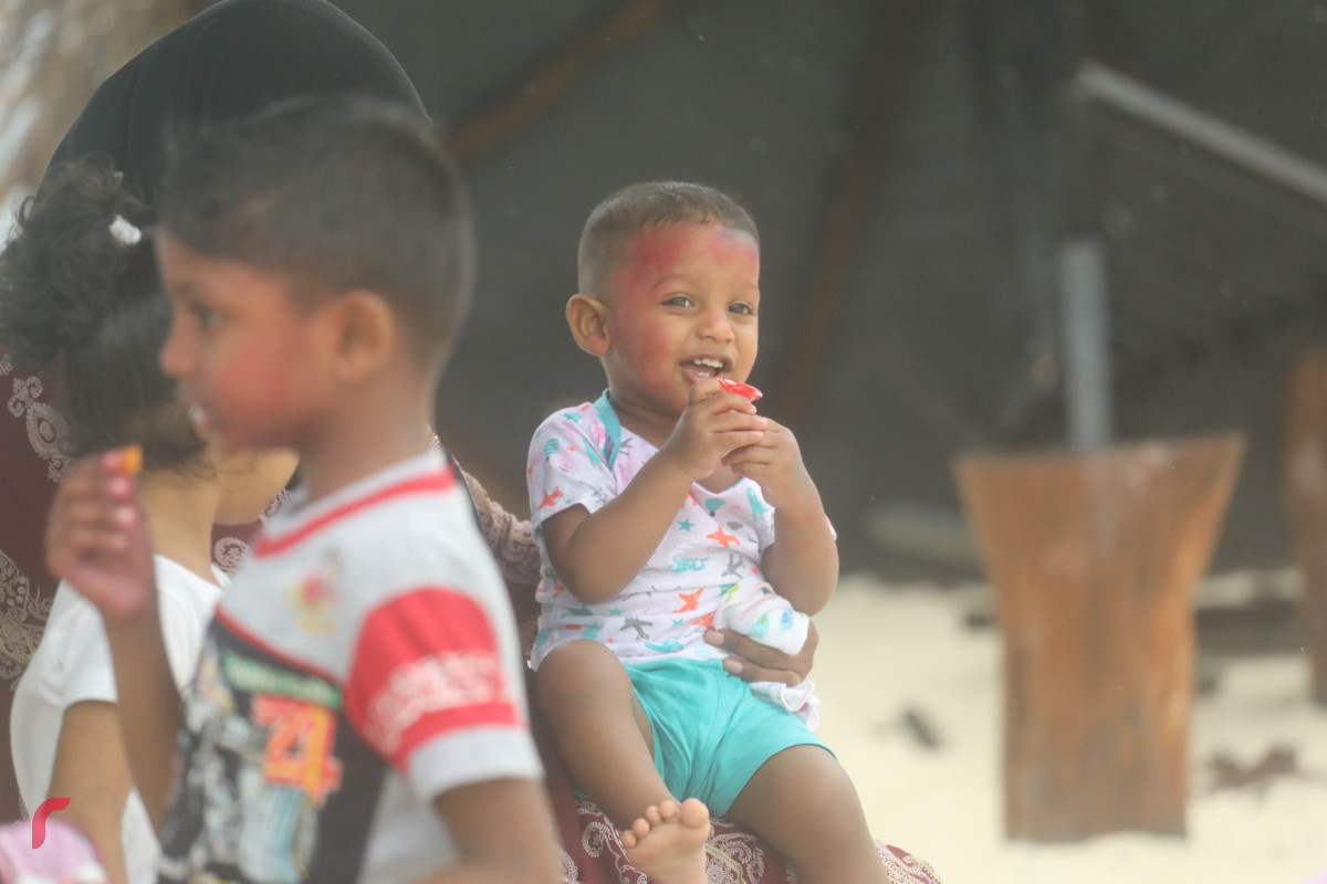 04 ޖޫން 2019 -- ރަސްފަންނު ސަރަހައްދުގައި ތިބި ކުޑަކުދިންތަކެއް. -- ފޮޓޯ: ޝުއައިބް މުހައްމަދު