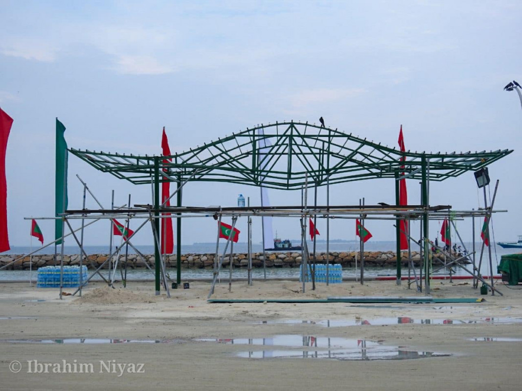 އެއަރޕޯޓް ހުޅުވުމަށް ވަމުން އަންނަ ތައްޔާރީތަކުގެ ތެރެއިން ރަށުގެ ބަނދަރުމަތީގައި ގިޑިގެއެއް ހަދަނީ - ފޮޓޯ: އިބްރާހިމް ނިޔާޒް