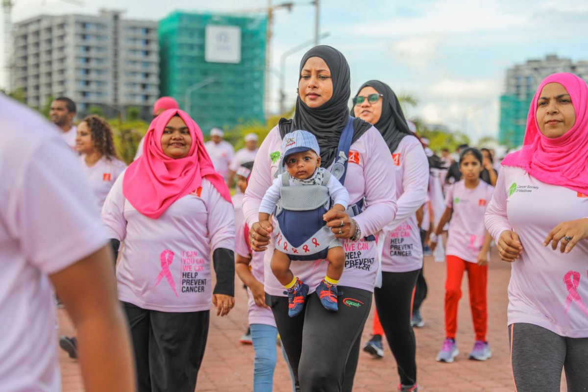 ކެންސަރ ސޮސައިޓީ އޮފް މޯލްޑިވްސް އިން އިސްނަގައިގެން ބީއެމްއެލް އާ ގުޅިގެން ބޭއްވި "ޕިންކް ރިބަން ރަން ވޯކް" ކާމިޔާބުކަމާއެކު ނިންމާލުން -- ފޮޓޯ: ބީއެމްއެލް