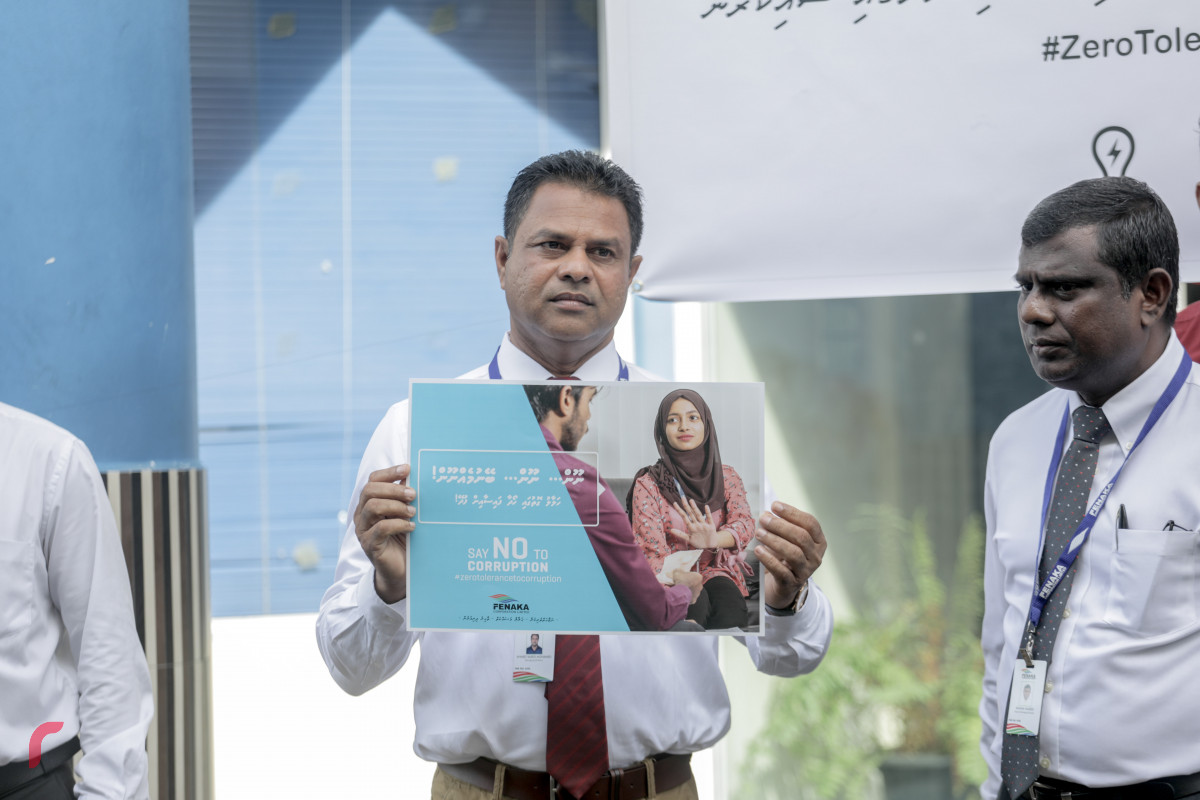 1 ޖުލައި 2019 --ފެނަކަ ކޯޕަރޭޝަންގެ މުއައްޒަފުން ކުރަޕްޝަނައާއި ދެކޮޅަށް ސޮއިކުރުމަށް ބޭއްވި ހަރަކާތުގެ ތެރެއިން. ފެނަކައިގެ ހުރިހާ މުވައްޒަފުން ވަނީ މި އިގުރާރުގައި ސޮއިކޮށްފައި.-- ފޮޓޯ: ޝުއައިބް މުހައްމަދު