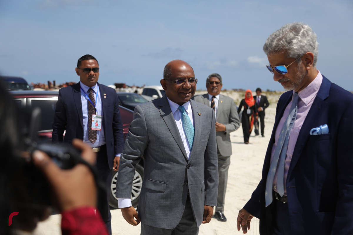 04 ސެޕްޓެމްބަރ 2019، ހުޅުމާލެ، ހުޅުމާލެ ފޭސް 2ގައި އިމާރާތްކުރަން ހަމަޖެހިފައިވާ އިންޑިއާ އެމްބަސީގެ އާ އިމާރާތުގެ ބިންގާ އެޅުމުގެ ރަސްމިއްޔާތުގެ ތެރެއިން އިންޑިއާގެ އެކްސްޓާނަލް އެފެއާޒް މިނިސްޓަރު ޑރ. ސުބްރަމާނިއަމް ޖައިޝަންކަރު އަދި އެޗްޑީސީގެ އެމްޑީ ސުހެއިލް އަހުމަދު އަދި ފޮރިން މިނިސްޓަރ އަބްދުﷲ ޝާހިދު--ފޮޓޯ: ޝުއައިބް މުހައްމަދު