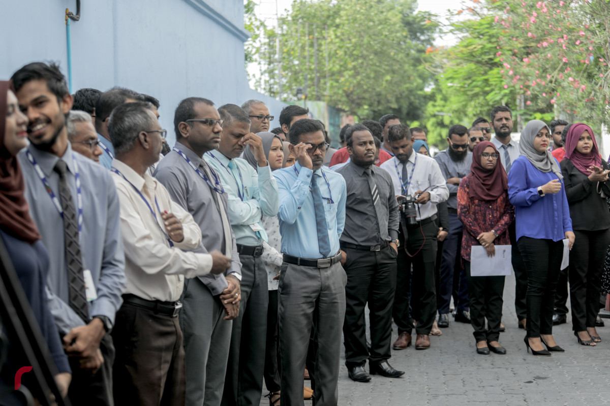 1 ޖުލައި 2019 --ފެނަކަ ކޯޕަރޭޝަންގެ މުއައްޒަފުން ކުރަޕްޝަނައާއި ދެކޮޅަށް ސޮއިކުރުމަށް ބޭއްވި ހަރަކާތުގެ ތެރެއިން. ފެނަކައިގެ ހުރިހާ މުވައްޒަފުން ވަނީ މި އިގުރާރުގައި ސޮއިކޮށްފައި.-- ފޮޓޯ: ޝުއައިބް މުހައްމަދު