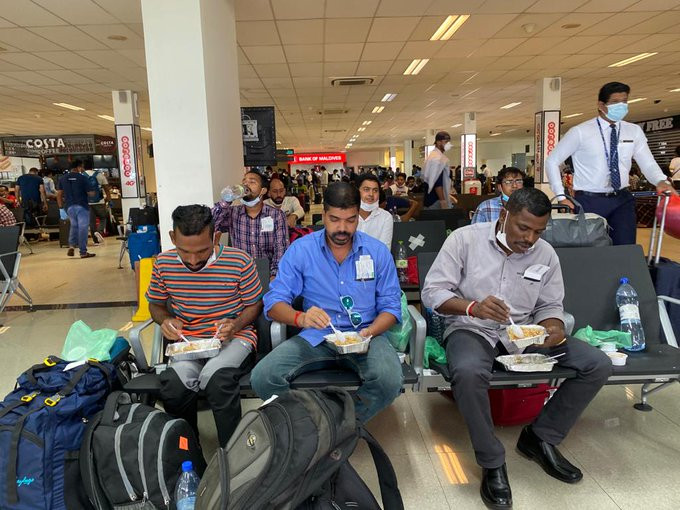 ރާއްޖޭގައި މިވަގުތު ތާށިވެފައި ތިބި އިންޑިއާ ރައްޔިތުން އަނބުރާ ގައުމަށް ފޮނުވުމުގެ މަސައްކަތުގެ ތެރެއިން - ފޮޓޯ: އިންޑިއަން ހައިކޮމިޝަން