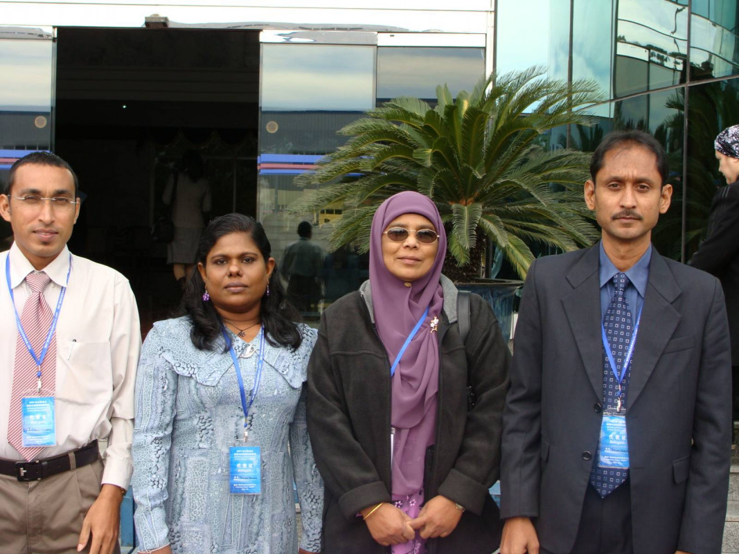 ރޭޑިއޯ ދުނިޔޭގެ ފުރަތަމަ އަންހެން ކޮމެންޓޭޓަރ މުއުމިނާ އިބްރާހިމް އާއި، އޭރު އެކުގައި މަސައްކަތްކުރެއްވި ބައެއް ބޭފުޅުން