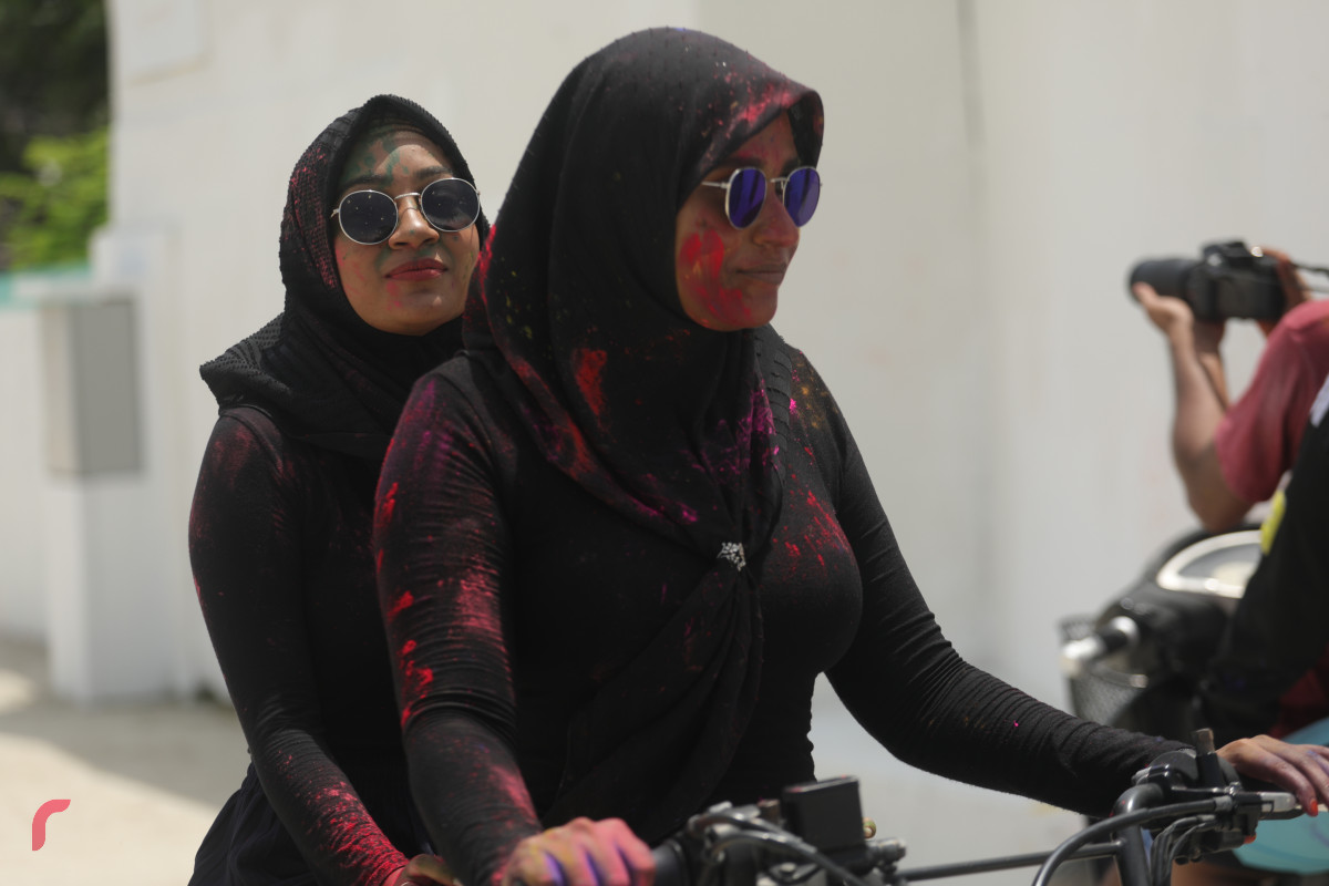 11 އޮގަސްޓު 2019/ ހއ.ހޯރަފުށި --އީދު ފާހަގަކުރުމުގެ ގޮތުން ރަށުގެ ކުދި ބޮޑު އެންމެން މަގުތަކަށް ނިކުމެ ކުލައާއި ފެން ޖަހަނީ-- ފޮޓޯ: ޝުއައިބް މުހައްމަދު