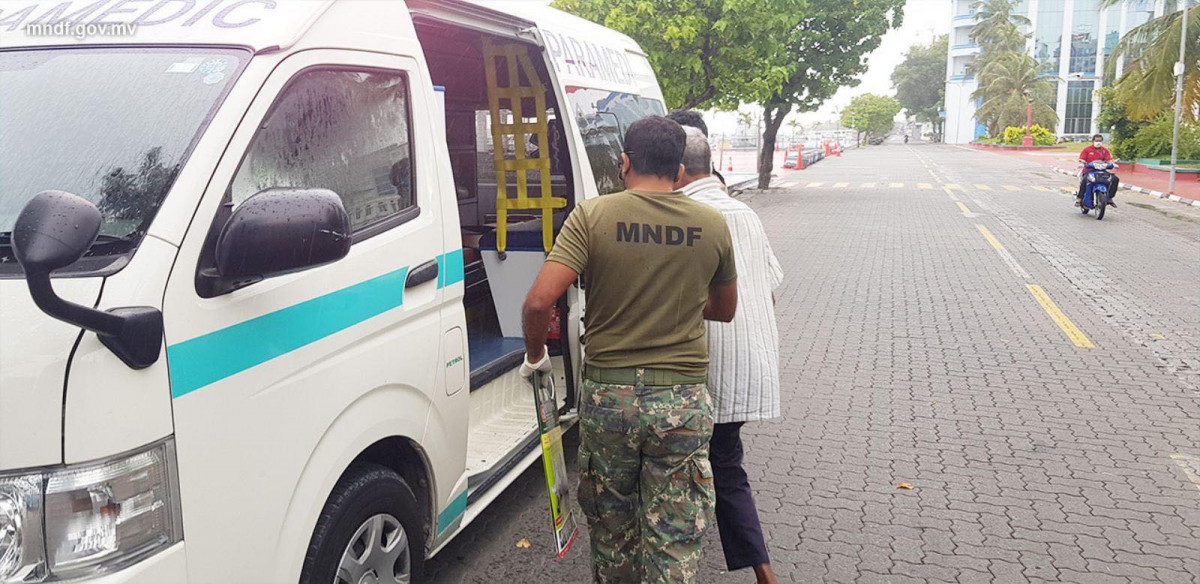 ބުރާސްފަތި ދުވަހު މާލެ ގެނެވުނު ބަލި މީހާ އެމްބިއުލެންސްއަށް އެރުވުމަށް ގެންދަނީ