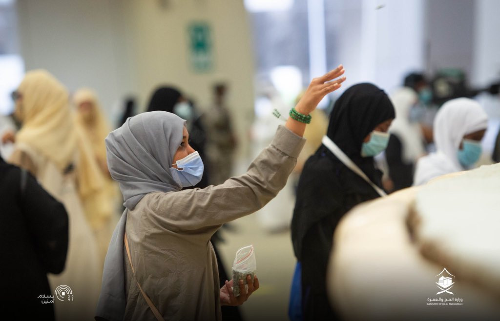 ހައްޖު 1441: މިއަހަރުގެ ހައްޖުގެ އަޅުކަމުގެ ތެރެއިން ހައްޖުވެރިއެއް ޖަމުރާއަށް ހިލަ އުކަނީ. ހައްޖުވެރިން އަޅުކަމން އަދާކޮށްފައިވަނީ މާސްކް އަޅައިގެންނާއި އިޖްތިމާއީ ގައިދުރުކަން ބަހައްޓައިގެން - ފޮޓޯ: ސައުދީ ގެޒެޓް