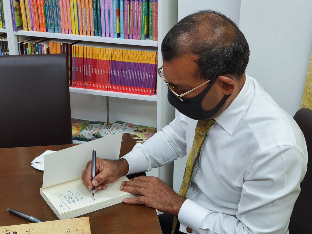 ރައީސް ނަޝީދު ލިޔުއްވި ދެރަދުން ފޮތް - މި ފޮތުގެ މައިގަނޑު ޚުލާސާ އަކީ 1800 ން 1900ށް ހޭދަވި ސަތޭކައެއްހާ އަހަރު ދުވަހުގެ ތެރޭގައި ރާއްޖޭގެ ވެރިކަމުގެ ނިޒާމު ހިމުންވެފައި އޮތް ގޮތް ރާޅުވެގެން ދިއަ ގޮތުގެ ވާހަކަ - ފޮޓޯ: ރާއްޖެއެމްވީ