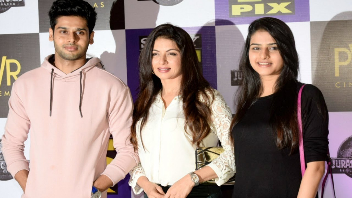 ބަގްޔާޝްރީ އޭނާގެ ދެ ދަރިން އަބިމަންޔޫ އާއި އަަވަންތިކާ އާއެކު