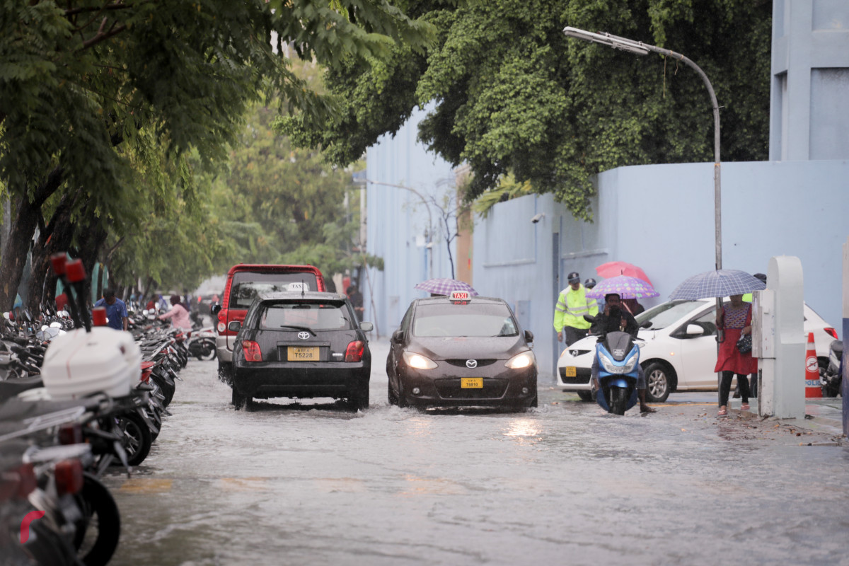 މާލެއަށް ވާރޭވެހި މަގުމަތީގައި ފެންބޮޑުވެފައި