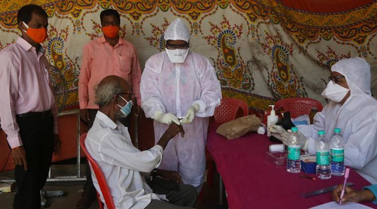 އިންޑިއާގެ ފަޤީރު ޞަރަޙައްދެއްގައި ޓެންޓުޖަހައިގެން އާންމުން ކޮވިޑް-19އަށް ސްކްރީން ކުރަނީ