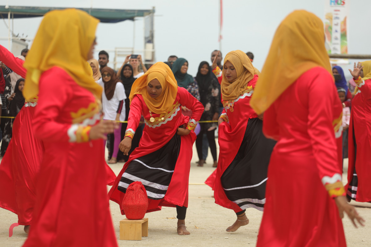 12 އޯގަސްޓް 2019/ ހއ.ހޯރަފުށި --ހޯރަފުށީގައި ކުރިޔަށް ގެންދެވުން އަންހެންވެރިންގެ ދަފި ނެގުމުގެ ހަރަކާތުގެ ތެރެއިން. މި ހަރަކާތުގައި ވަނީ ހޯރަފުށީގެ ތާރީހު ދައްކުވައިދޭ ތަމްސީލެއްގެ އިތުރުން ސަގާފީ ހަރަކާތްތަކެއް ކުރިޔަށް ގެންގޮއްސައި-- ފޮޓޯ: ޝުއައިބް މުހައްމަދު