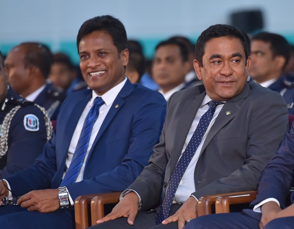 ކުރީގެ ހޯމް މިނިސްޓަރ އުމަރު ނަސީރު ކުރީގެ ރައީސް އަބްދުﷲ ޔާމީނާއެކު ޖަލްސާއެއްގައި ބައިވެރިވެވަޑައިގަންނަވަނީ