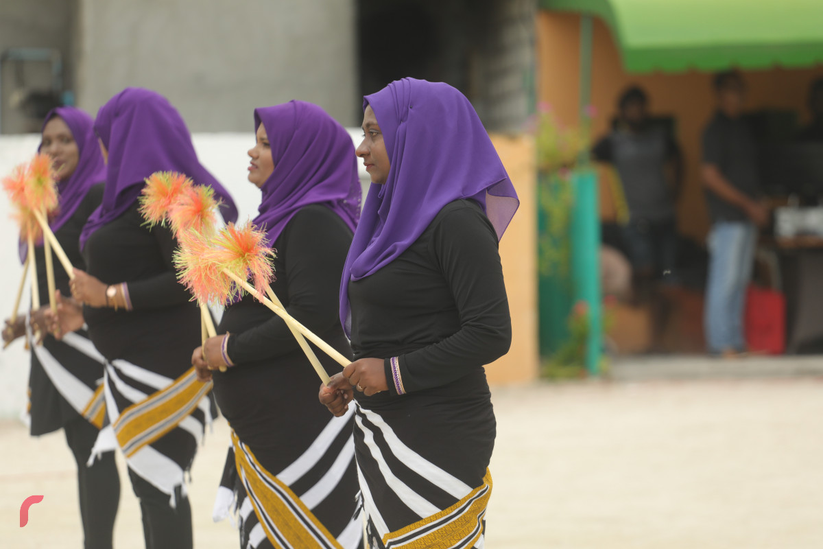 12 އޯގަސްޓް 2019/ ހއ.ހޯރަފުށި --ހޯރަފުށީގައި ކުރިޔަށް ގެންދެވުން އަންހެންވެރިންގެ ދަފި ނެގުމުގެ ހަރަކާތުގެ ތެރެއިން. މި ހަރަކާތުގައި ވަނީ ހޯރަފުށީގެ ތާރީހު ދައްކުވައިދޭ ތަމްސީލެއްގެ އިތުރުން ސަގާފީ ހަރަކާތްތަކެއް ކުރިޔަށް ގެންގޮއްސައި-- ފޮޓޯ: ޝުއައިބް މުހައްމަދު