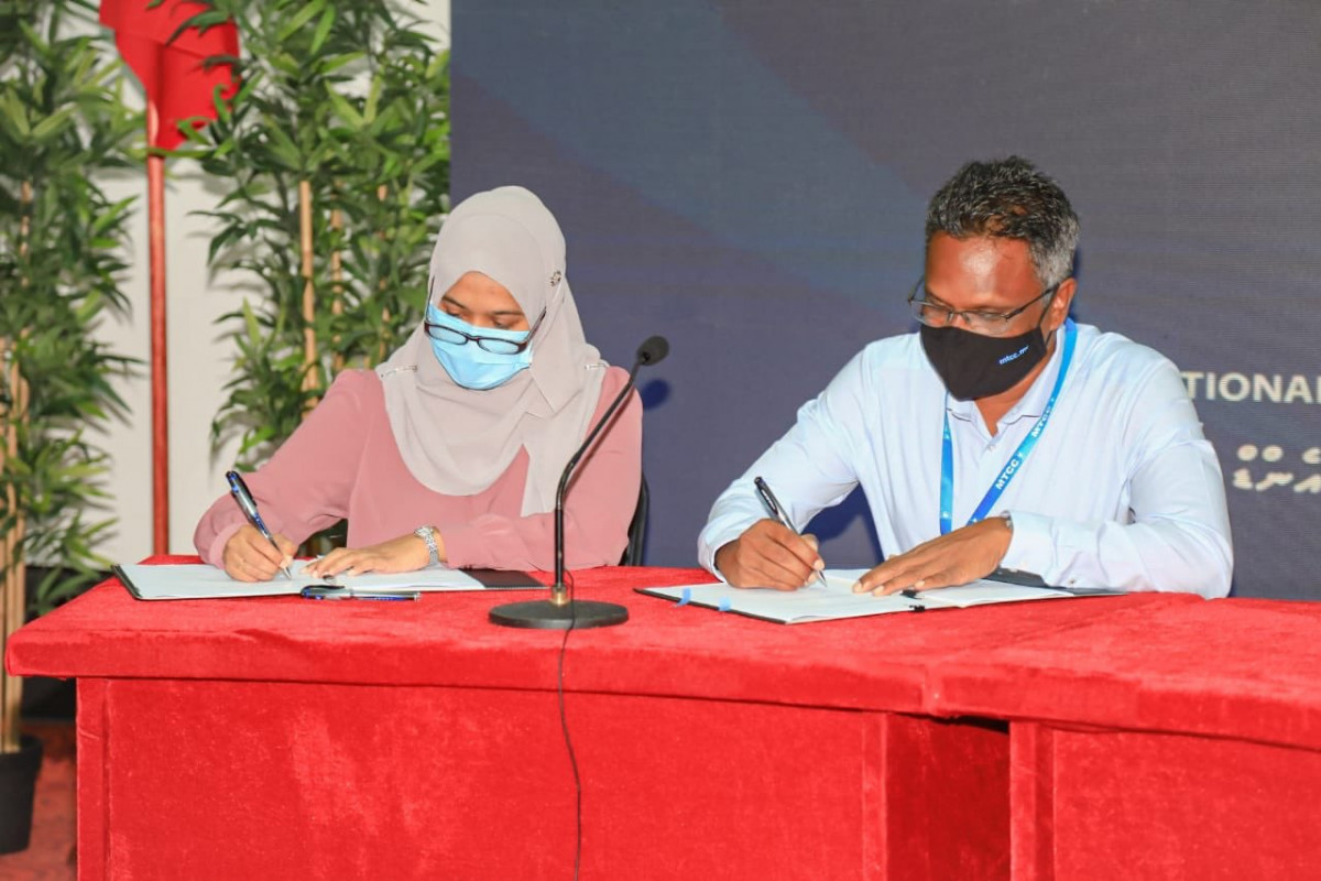 ޕްލޭނިން މިނިސްޓްރީގެ ޑިރެކްޓަރު ޖެނެރަލް ފާތިމަތު ޝާނާ ފާރޫޤް އަދި އެމްޓީސީސީ ގެ ސީއީއޯ އާދަމް އާޒިމް