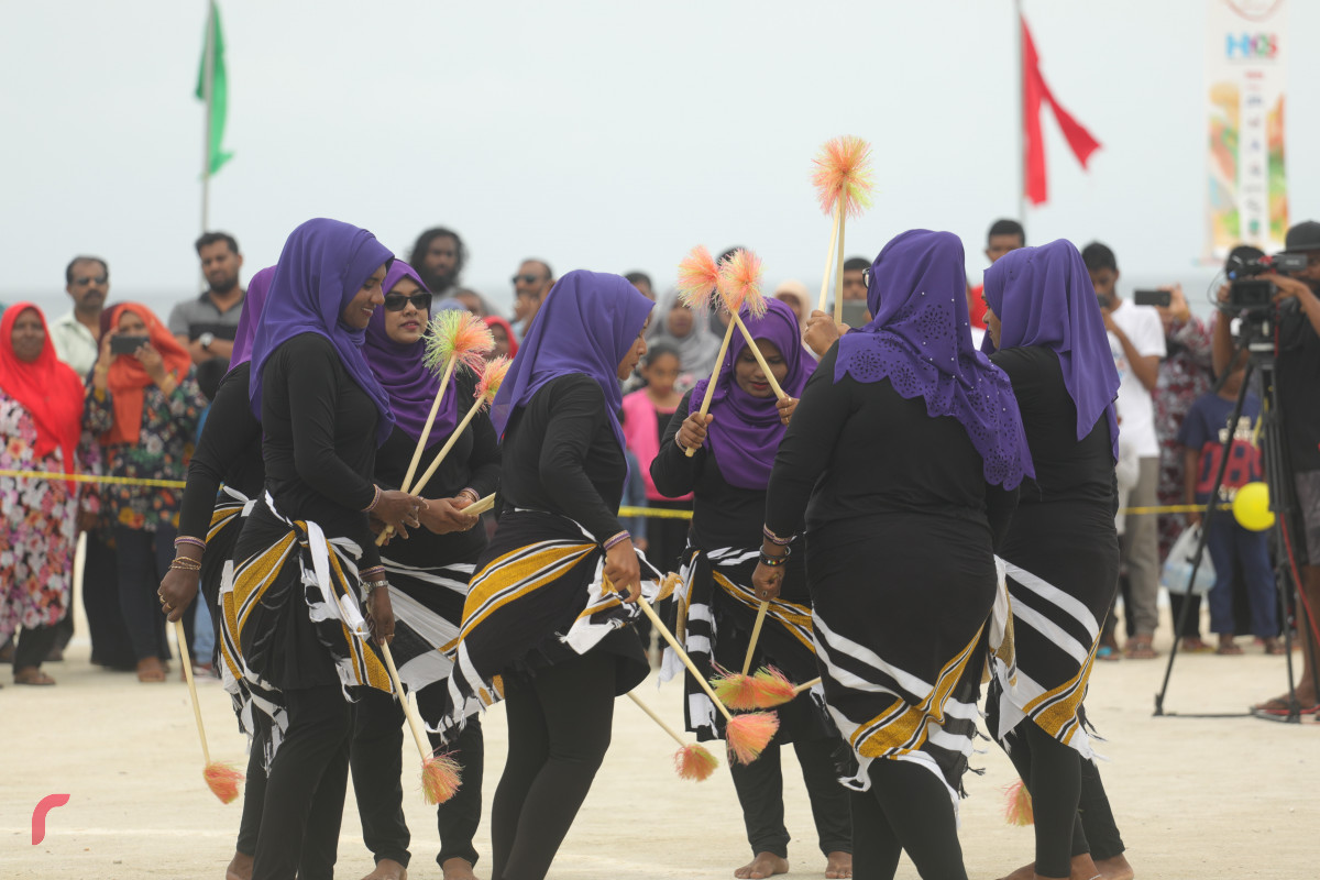 12 އޯގަސްޓް 2019/ ހއ.ހޯރަފުށި --ހޯރަފުށީގައި ކުރިޔަށް ގެންދެވުން އަންހެންވެރިންގެ ދަފި ނެގުމުގެ ހަރަކާތުގެ ތެރެއިން. މި ހަރަކާތުގައި ވަނީ ހޯރަފުށީގެ ތާރީހު ދައްކުވައިދޭ ތަމްސީލެއްގެ އިތުރުން ސަގާފީ ހަރަކާތްތަކެއް ކުރިޔަށް ގެންގޮއްސައި-- ފޮޓޯ: ޝުއައިބް މުހައްމަދު