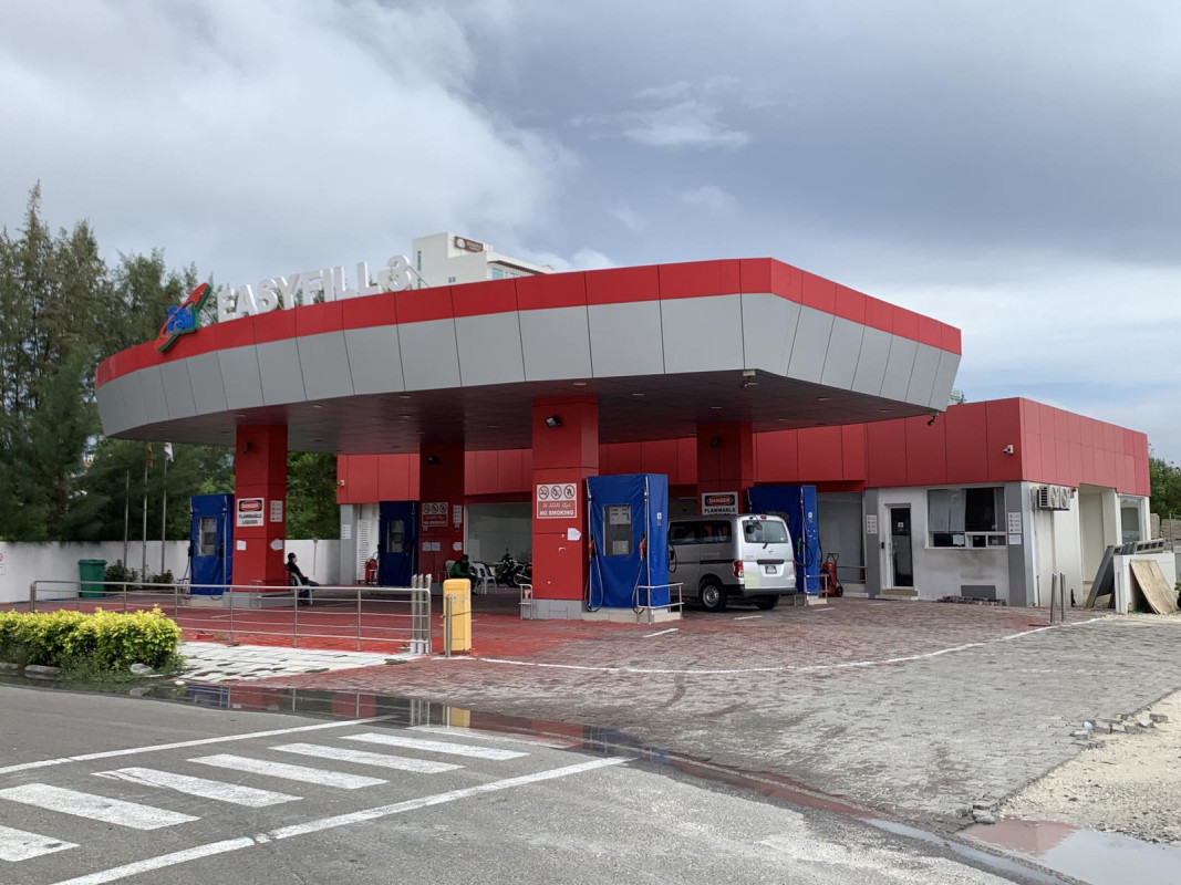 ހުޅުމާލެ އެފްއެސްއެމް ޕެޓްރޯލް ޝެޑް ސަރަހައްދު - ހާއްސަ ހުއްދަތައް ދޫކުރެވިފައިވާ ފަރާތްތަކުން ކޮންމެވެސް ވަރަކަށް އެ ސަރަހައްދުގައި ހަރަކާތްތެރިވޭ. -- ފޮޓޯ: ރާއްޖެ.އެމްވީ