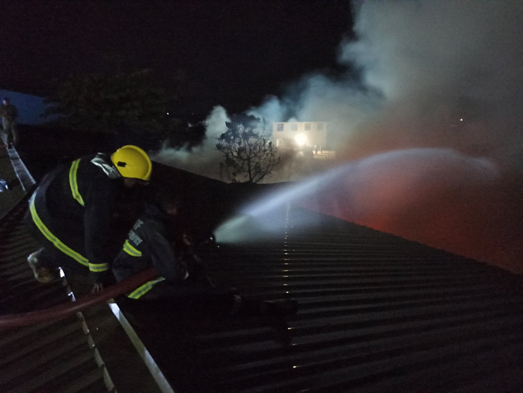 ތިލަފުށީގައި ހުރި ގުދަނުގައި ރޯވި އަލިފާން ކޮންޓްރޯލް ކުރުމުގެ މަސައްކަތް އެމްއެންޑިއެފް ފަޔަރުން ކުރަނީ