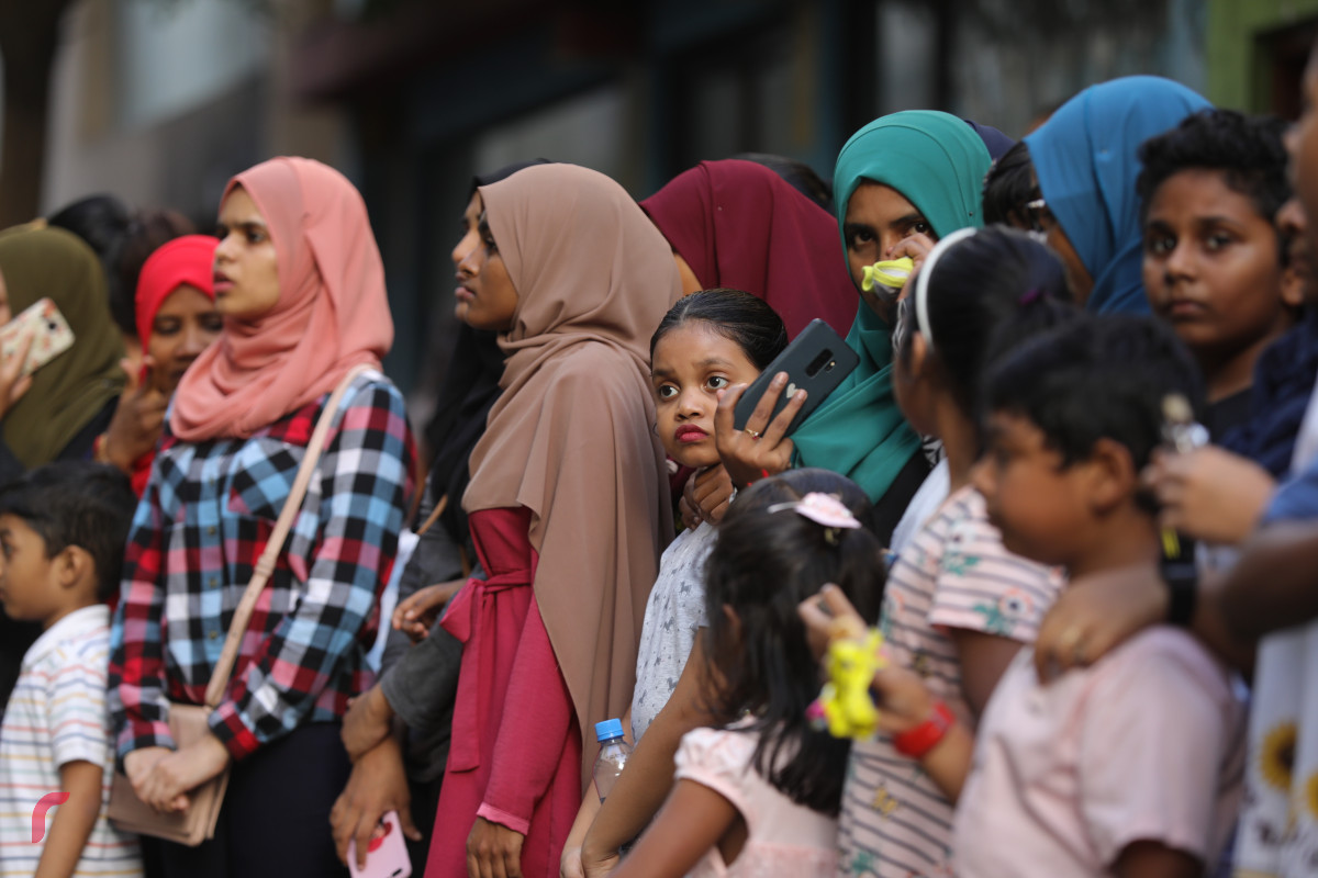 27 ޖުލައި 2019 --ގިނަ އަދަދެއްގެ ކުޑަކުދިންނާއި ބޮޑެތި މީހުން މިނިވަން ކަމާއެކީ މަގުތައް މައްޗައް ނިކުމެ އުފާފާޅުކުރަނީ-- ފޮޓޯ: ޝުއައިބް މުހައްމަދު