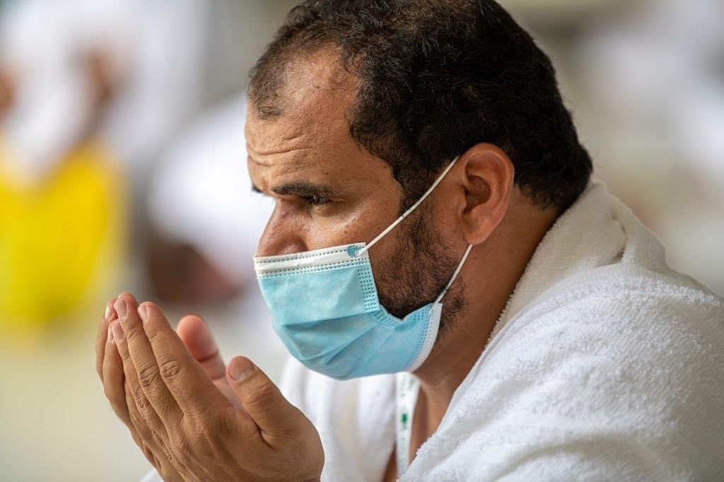 ހައްޖު 1441 - އަޅުކަމުގައި ބައިވެރިވާ މީހުންގެ ސަލާމަތާއި ރައްކާތެރިކަމަށްޓަކައި ޕްލޭނެއް އެކުލަވާލާފައިވާއިރު، އޭގެތެރޭގައި ހުރިހާ ހައްޖުވެރިން ވެސް އަޅުކަން ކުރުމަށް ޚާއްސަކުރެވިފައިވާ ތަންތަނަށް ދިޔުމުގެ ކުރިން ޓެސްޓް ކުރުމާއި، ހައްޖުގެ އަޅުކަމުގައި ބައިވެރިވާ މީހަކީ އުމުރުން 65 އަހަރުން ދަށުގެ މީހަކަށްވުމާއި، ހައްޖުގެ އަޅުކަމަށްފަހު ހުރިހާ ހައްޖާޖީންވެސް އަމިއްލައަށް ކަރަންޓީންވާން ޖެހުން ހިމެނޭ - ފޮޓޯ: އަލްހަރަމައިން